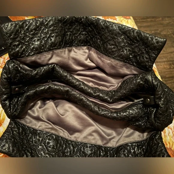 CHANEL  Rock In Moscou black textured tote. - Picture 5 of 8